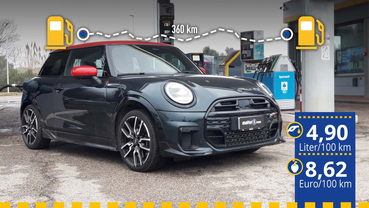 Der gefahrene Mini Cooper S im JCW-Trim an der Tankstelle