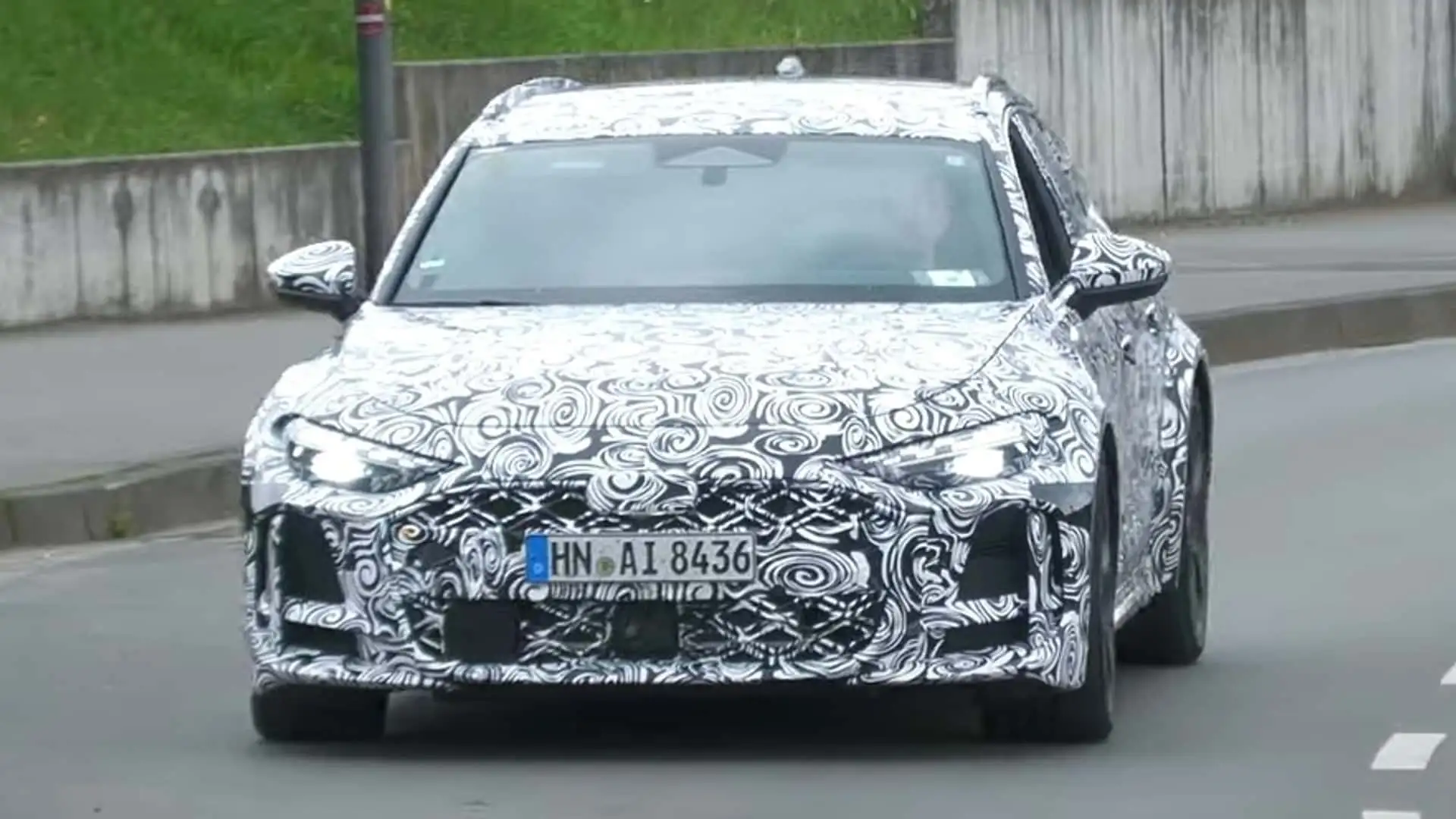 https://cdn.motor1.com/images/mgl/nAbmlo/s1/audi-rs5-avant-screenshot-from-spy-video.webp