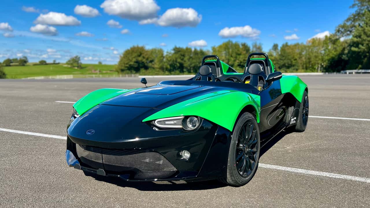 La sportiva britannica con 500 CV per tonnellata