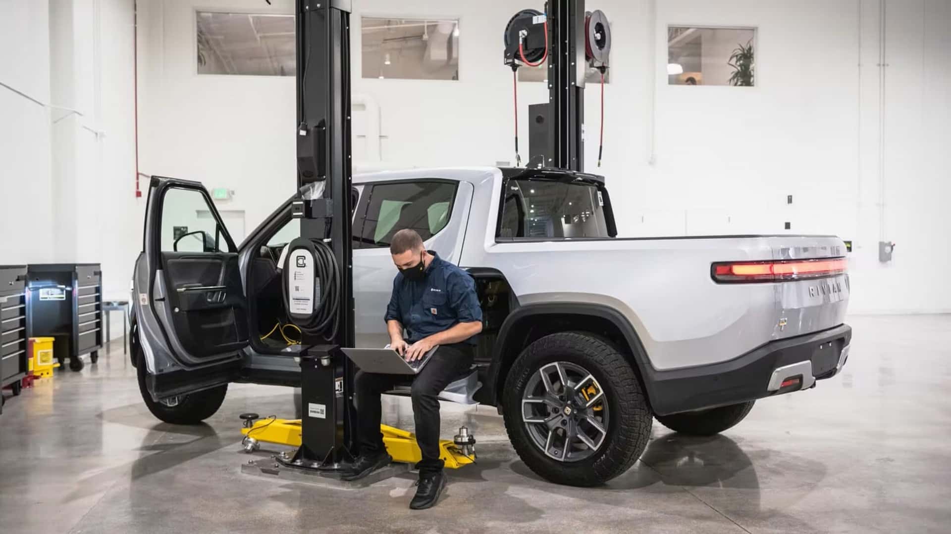 Rivian Expande su Red de Servicio a 100 Centros y Fortalece su Presencia Ante el Lanzamiento del R2