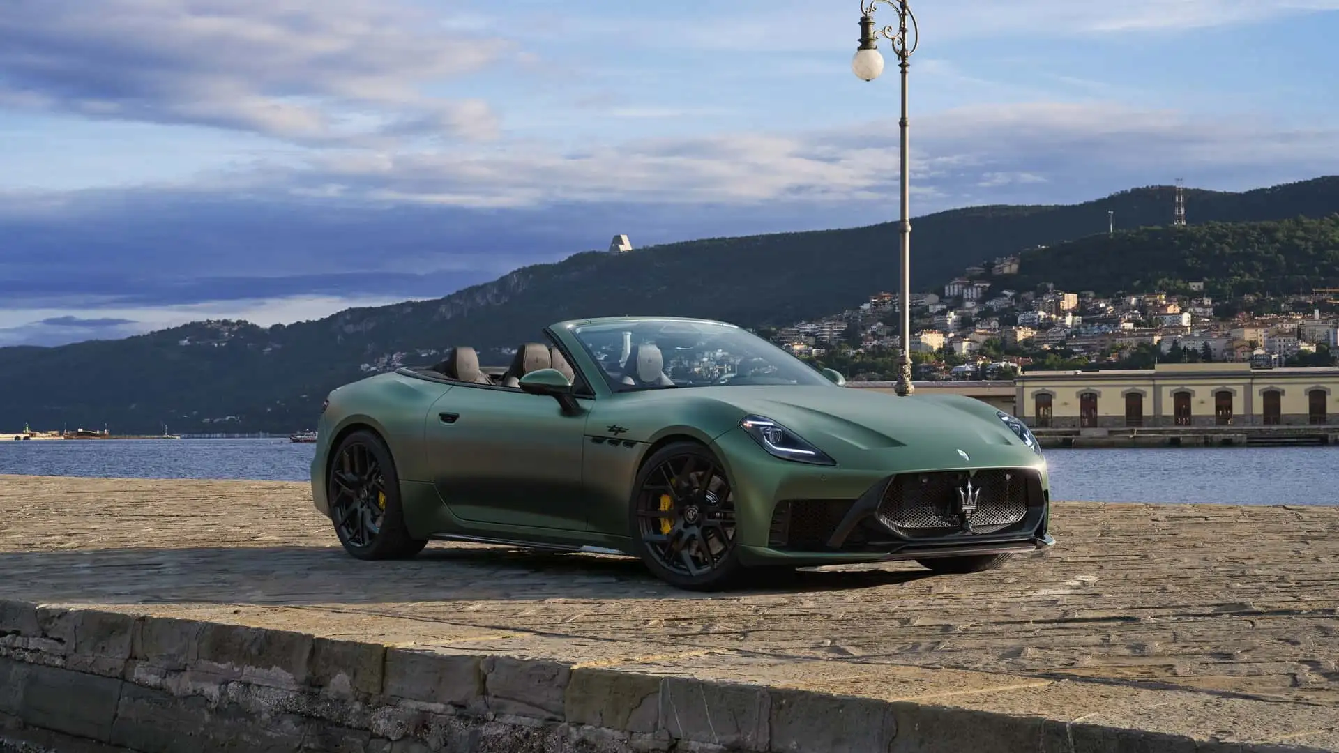 https://cdn.motor1.com/images/mgl/nAlWwo/s1/maserati-grancabrio-2026.webp
