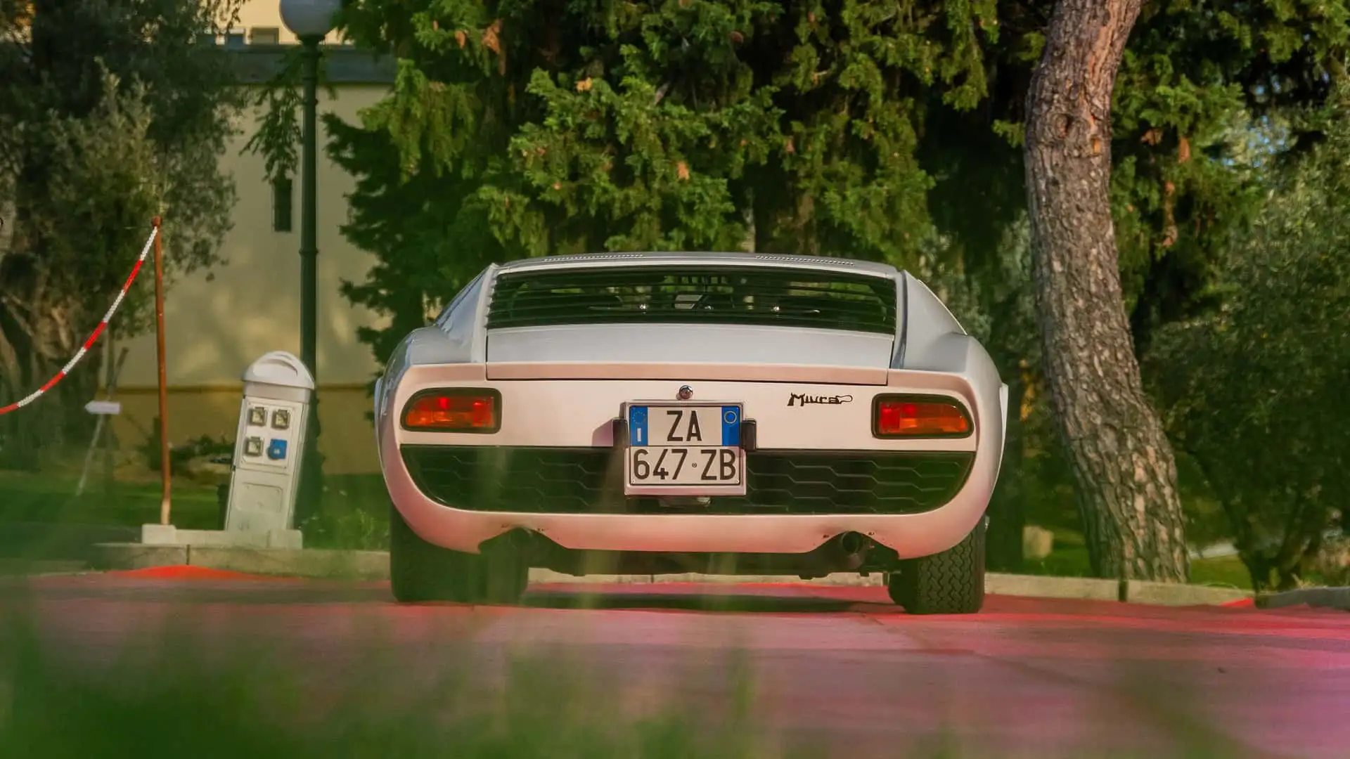 https://cdn.motor1.com/images/mgl/nAlXxl/s1/lamborghini-miura-p400.webp