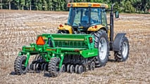 
Criteri tecnici per scegliere seminatrici su sodo e abbinare il trattore valutando potenza, peso, compattamento del suolo e integrazione elettronica
