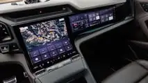 Porsche Cayenne Electric (2026) in Madeiragoldmetallic: Das Cockpit