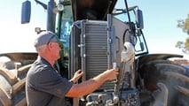 Funzionamento, limiti e criteri di scelta di ventole reversibili e sistemi autopulenti per il radiatore del trattore
