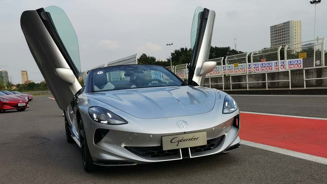 MG Cyberster 2024: Picture from the front, with scissor doors open