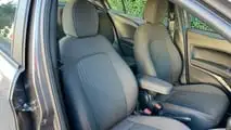 Avaliação Fiat Cronos Drive 1.3 AT 2026 - bancos dianteiros de tecido com encosto de braço