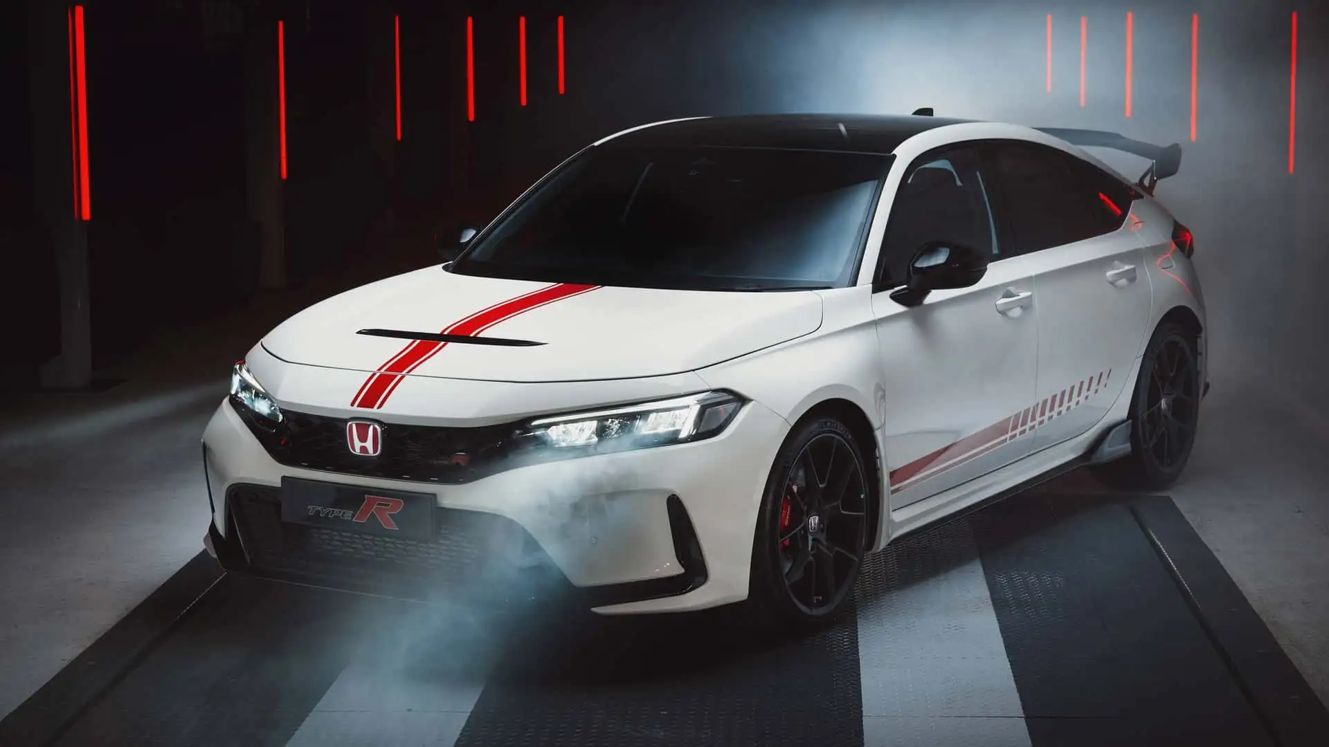 https://cdn.motor1.com/images/mgl/nAq4Vk/s1/2026-honda-civic-type-r-ultimate-edition.webp