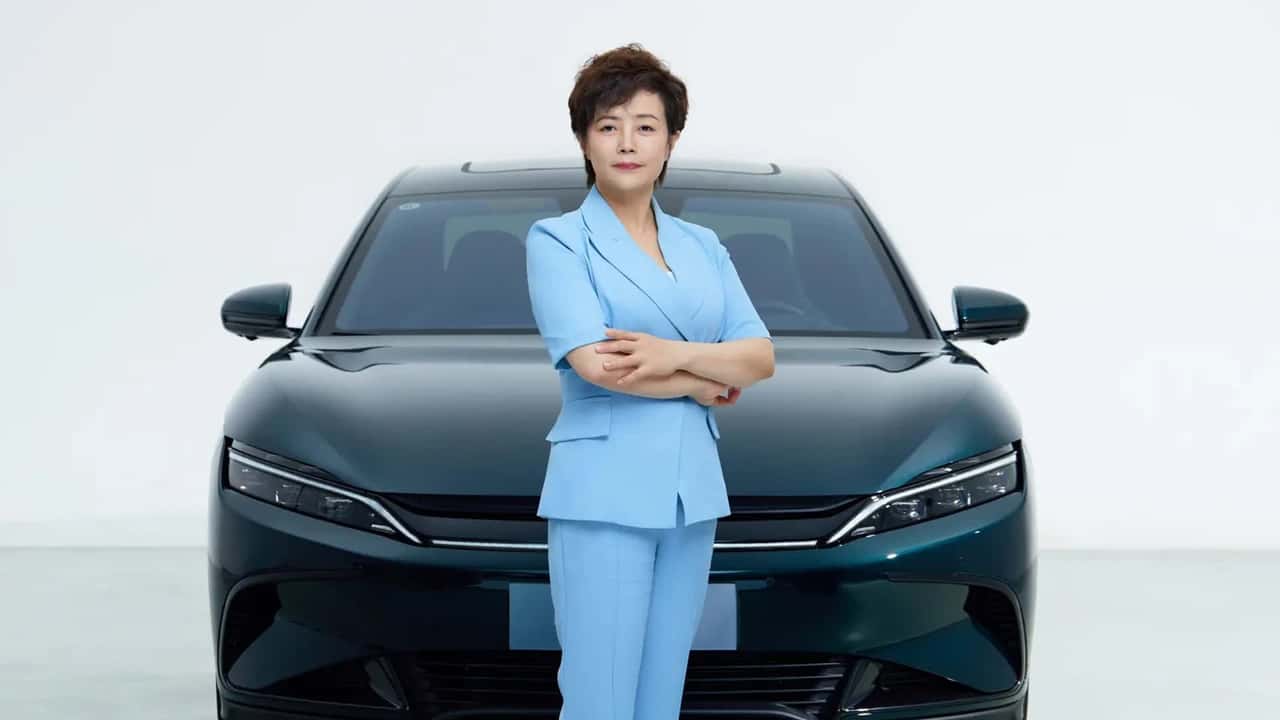 BYD-Vizepräsidentin Stella Li vor einem Fahrzeug der Marke