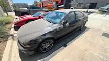 Ferrari 550, BMW M5 e Ford GT in un garage