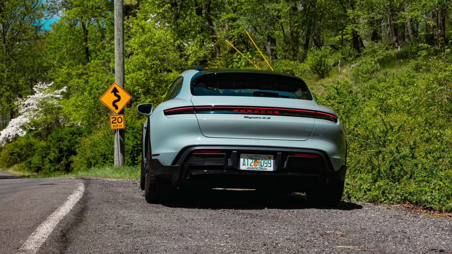 https://cdn.motor1.com/images/mgl/nAqVzl/s1/2025-porsche-taycan-4s-cross-turismo.jpg