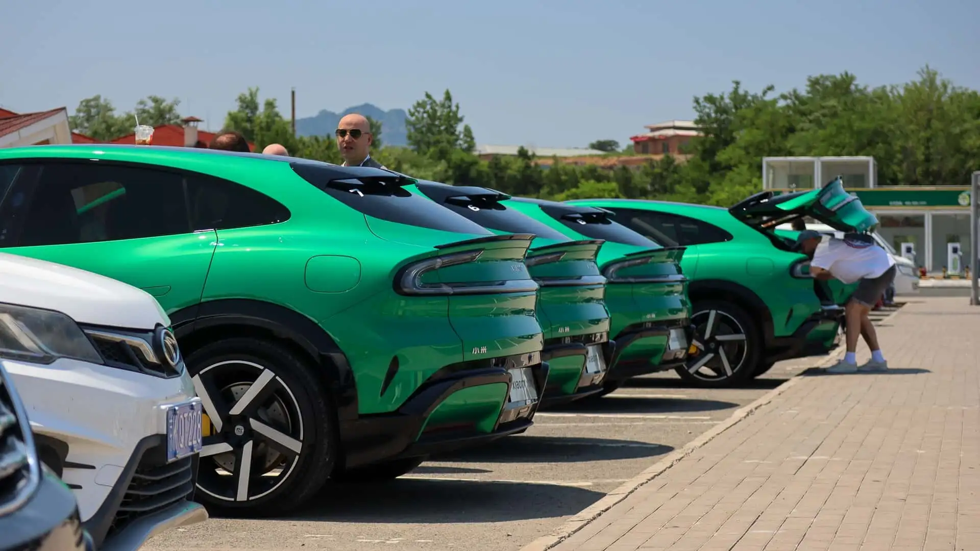 https://cdn.motor1.com/images/mgl/nAqxw6/s1/xiaomi-yu7.webp