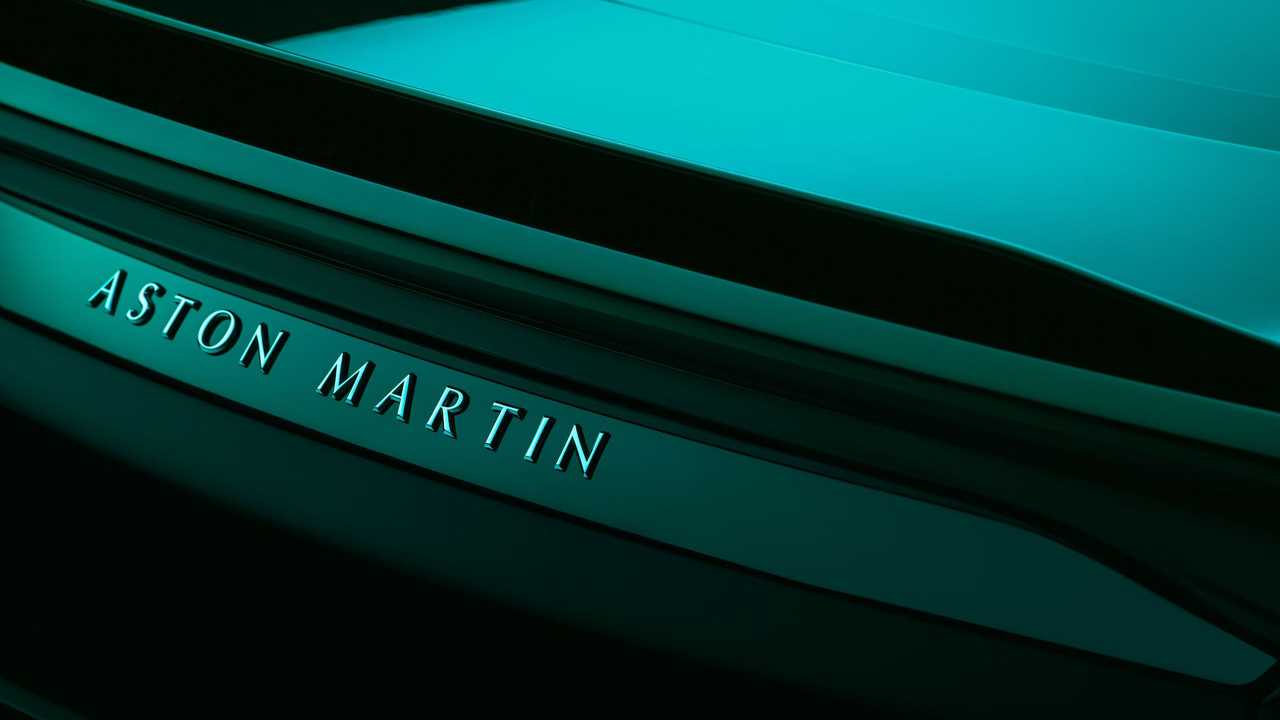 Il posteriore di una Aston Martin con la scritta 