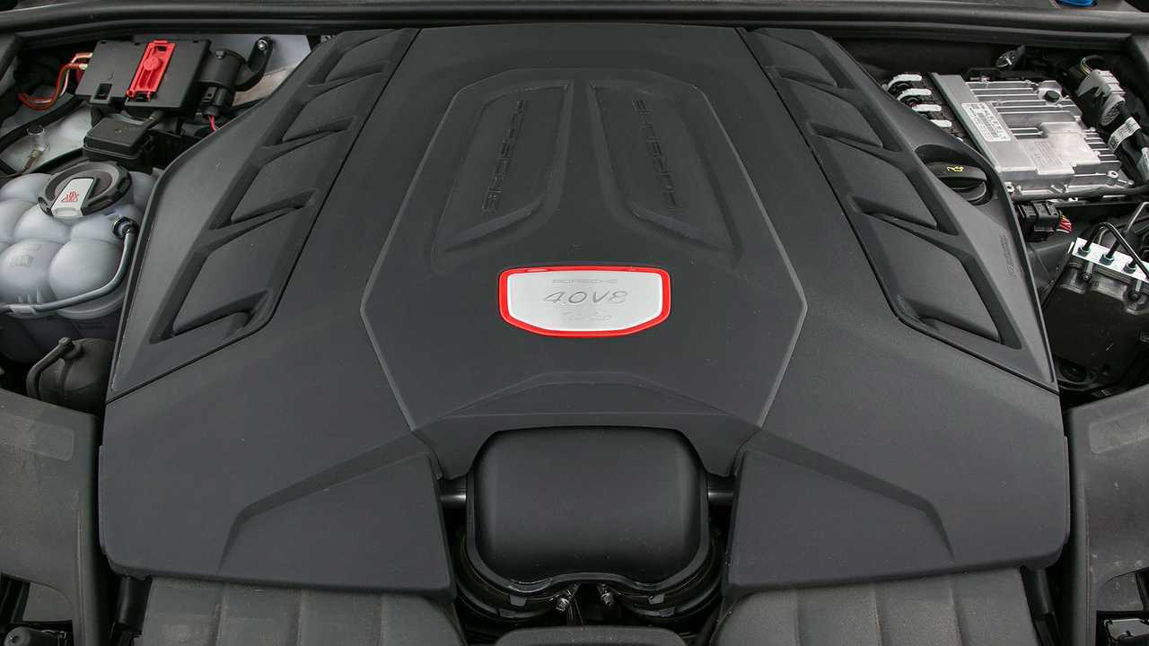 Porsche Cayenne Turbo 2019 vs. BMW X5 M 2018