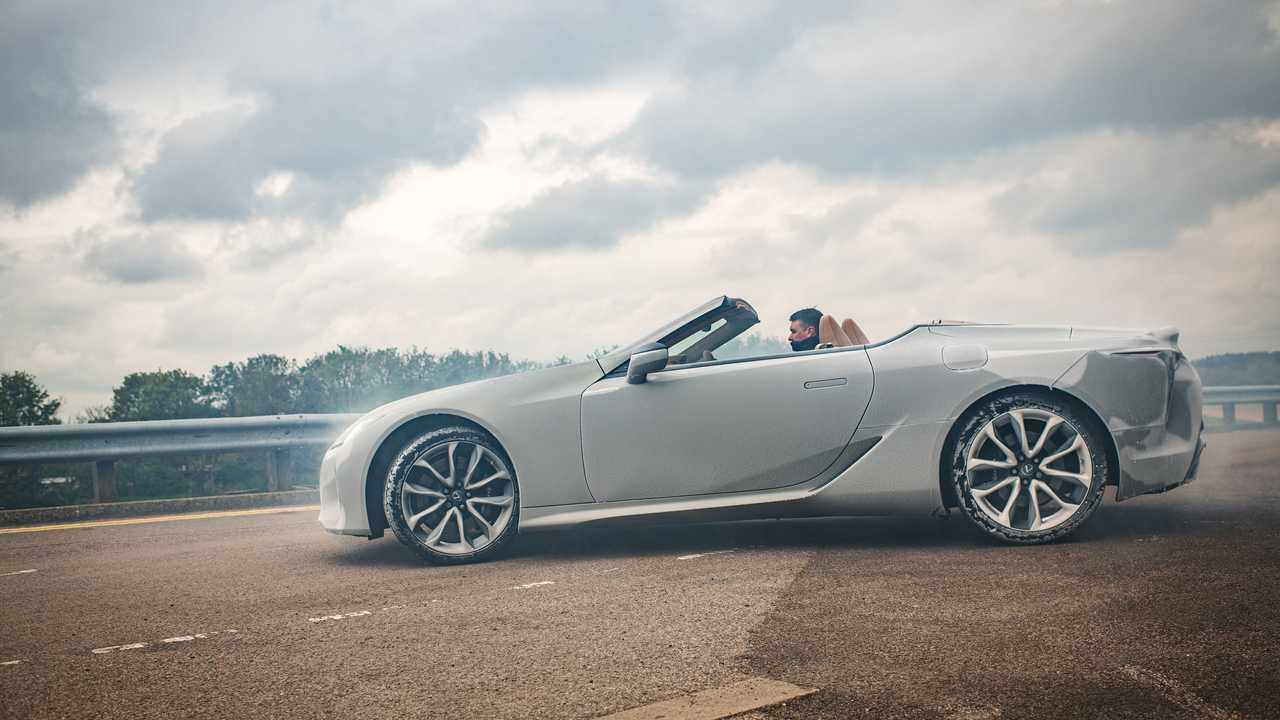 Кабриолет Lexus LC после заморозки в холодильнике