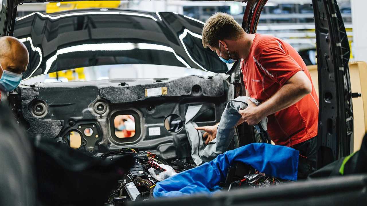 Porsche Macan elettrica, le prime foto ufficiali dei prototipi