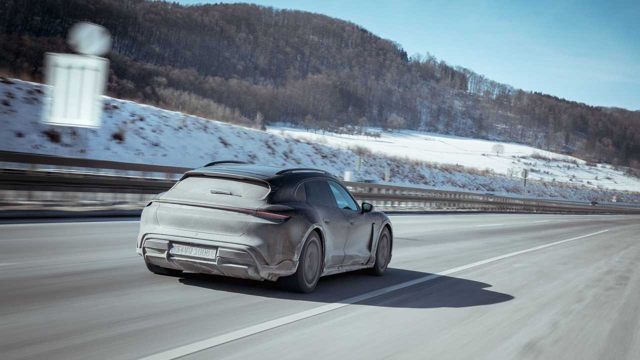 Porsche Taycan Cross Turismo, prime foto ufficiali dei prototipi