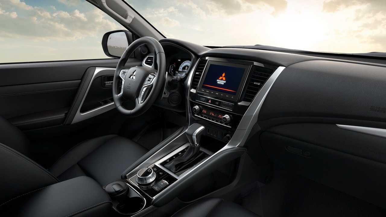 Обновленный Mitsubishi Pajero Sport для России, интерьер (2021)