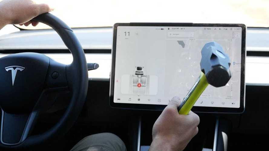 Apa yang Terjadi Jika Monitor Tesla Model 3 Dihancurkan, Lihatlah