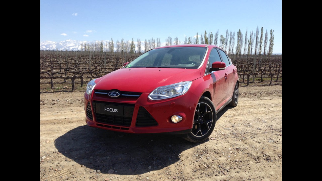 Tira-teima hatches médios: VW Golf 1.4 TSI Highline ou Ford Focus 2.0 Titanium?