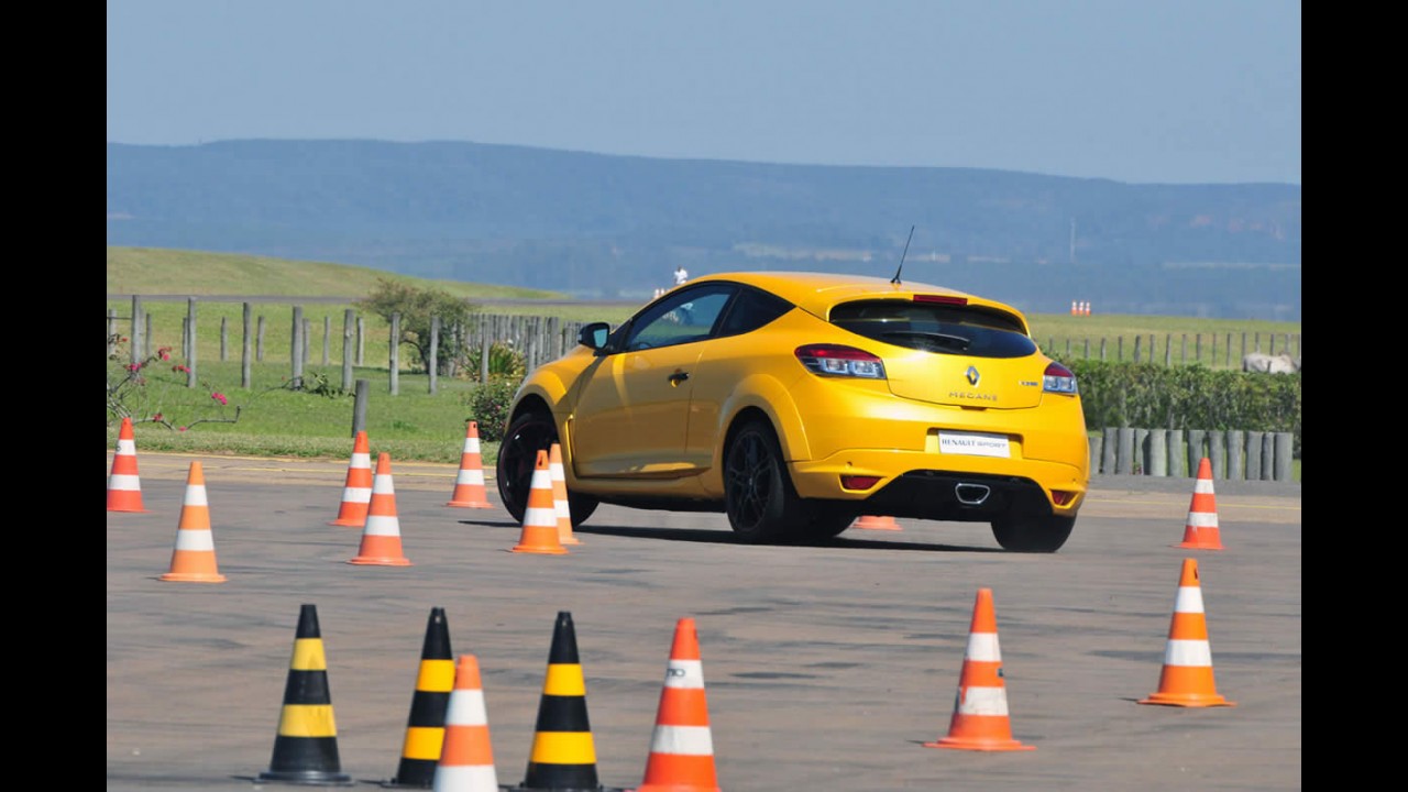 Teste CARPLACE: medimos, com exclusividade, o Mégane RS que acelera em direção ao Brasil