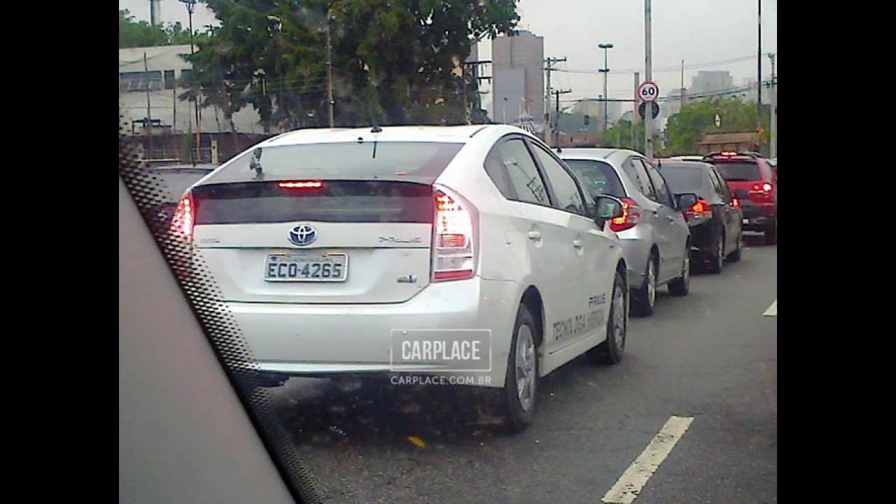 Flagras: Toyota Prius segue em testes no Brasil