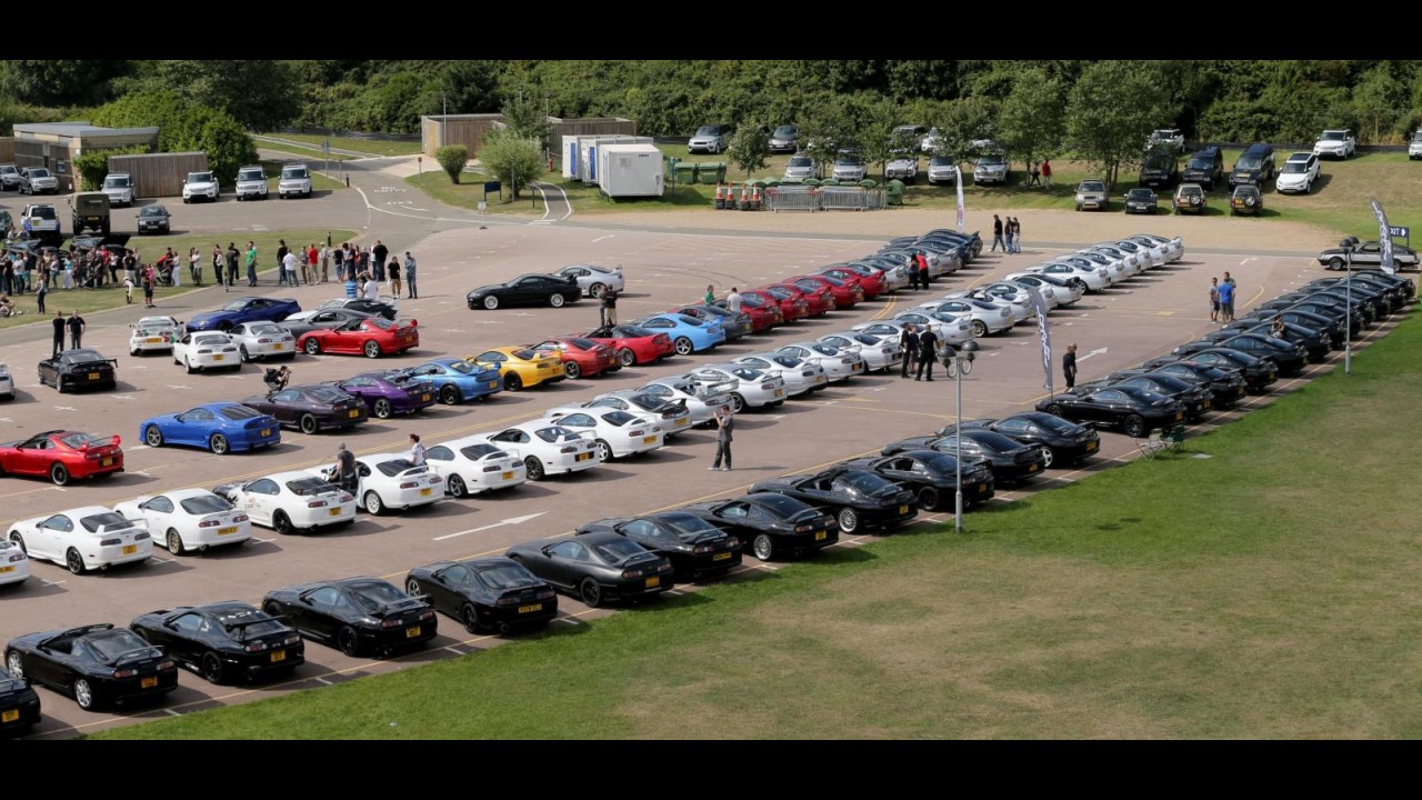 Toyota comemora aniversário de 20 anos do último Supra