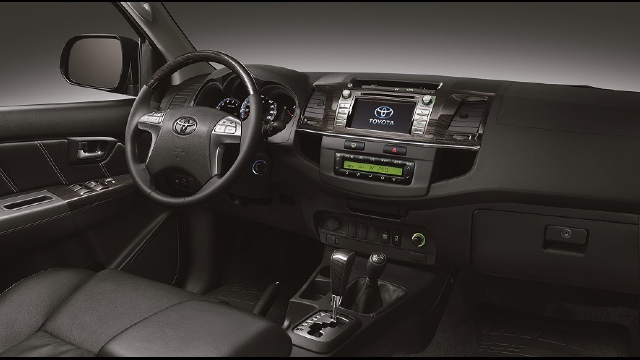 Toyota oficializa Hilux Limited Edition e revela novidades da linha 2015