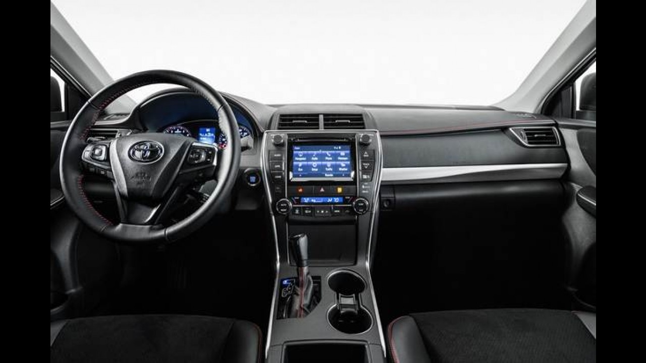Toyota Camry fica mais arrojado com reestilização - veja galeria