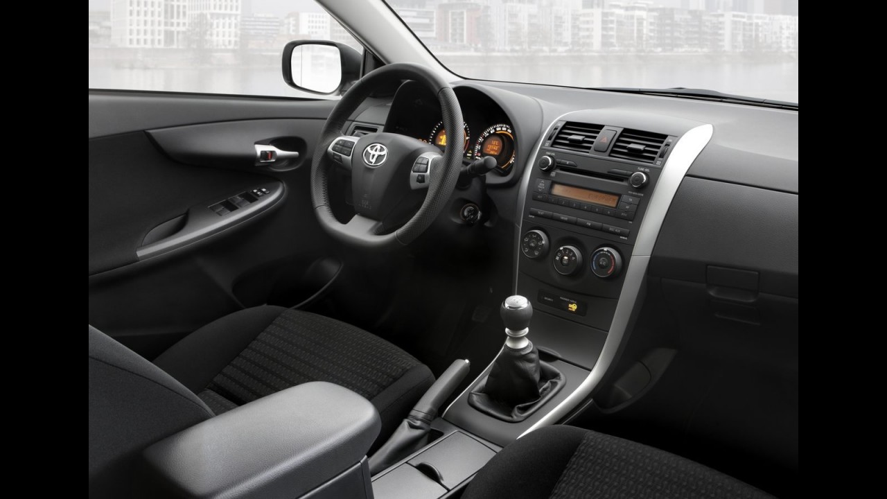 Europa: Toyota Corolla ganha alterações estéticas no modelo 2010 (2011)