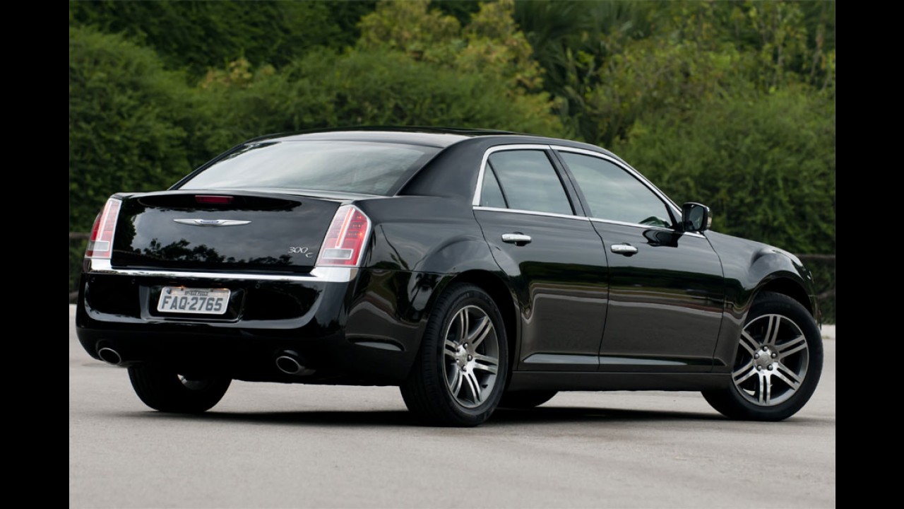 Novo Chrysler 300C é lançado oficialmente no Brasil custando a partir de R$ 179.900