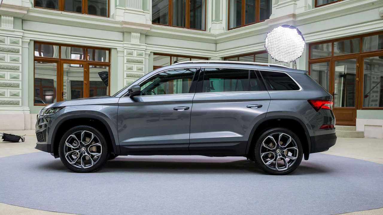 Обновленный кроссовер Skoda Kodiaq в профиль