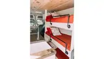 Fugoneta camper Mercedes-Benz Sprinter con tres literas