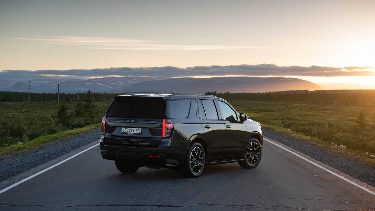 Chevrolet Tahoe в три четверти сзади