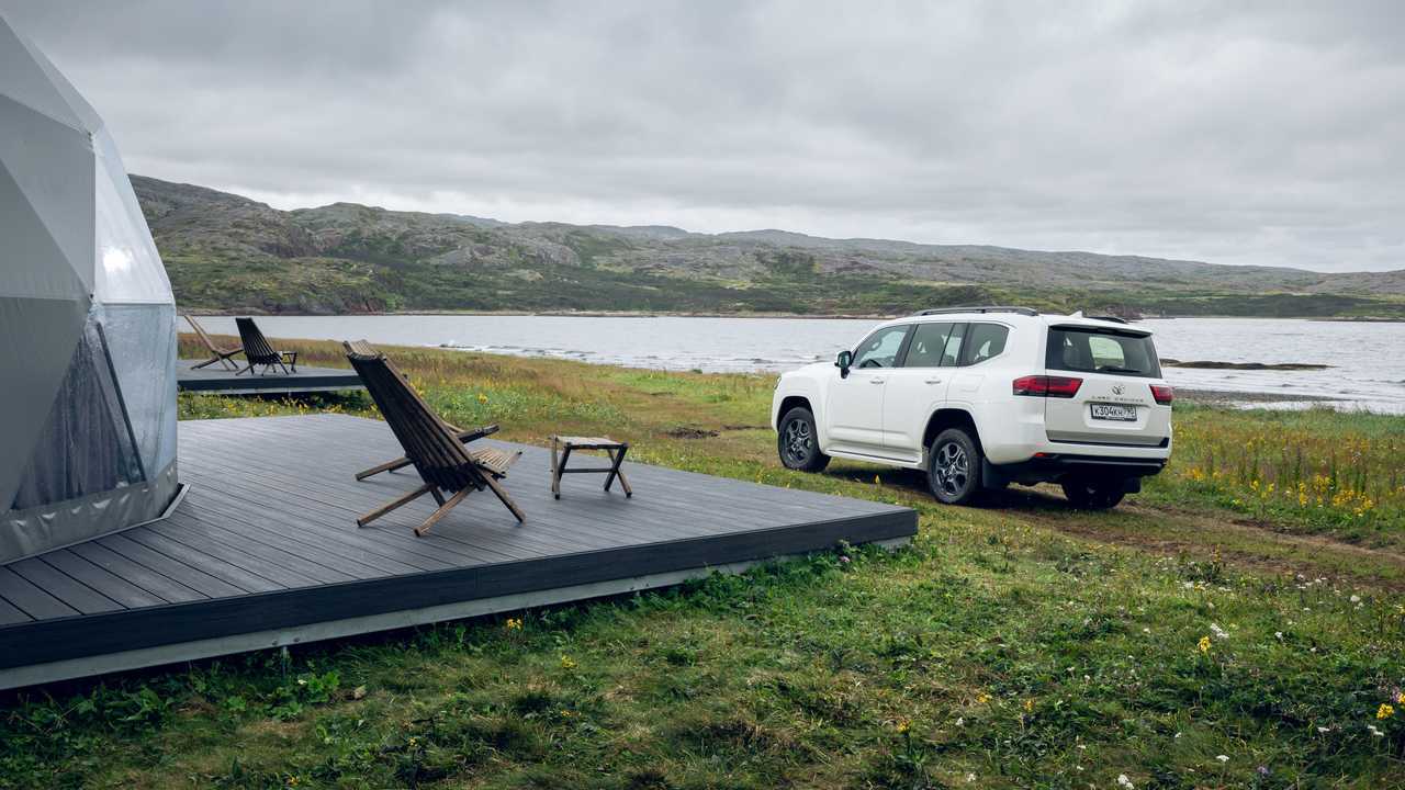 Toyota Land Cruiser 300 «Комфорт+» в глэмпинге