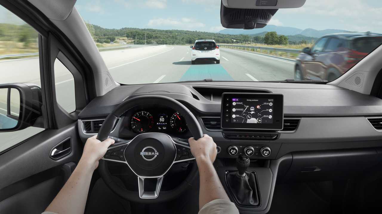 Nissan Townstar (motori a benzina): l'abitacolo con i sistemi di assistenza PROPILOT