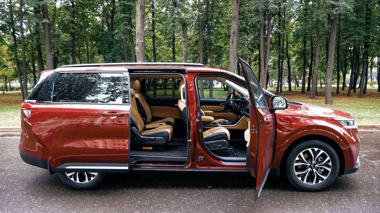 Kia Carnival красный