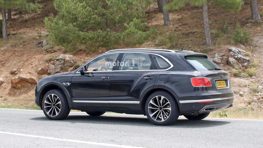 Bentley Bentayga Plug-In Hybrid spy photo