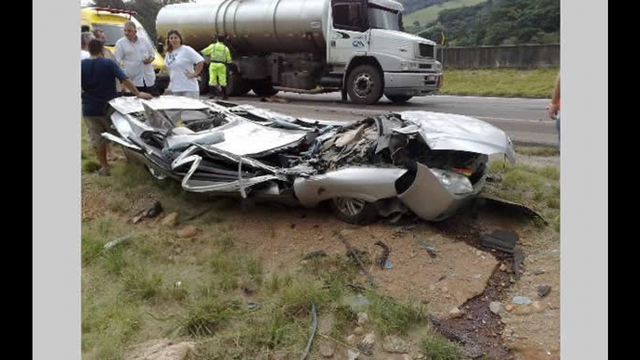 Astra vira "pastel" em acidente - Carreta tombou em cima