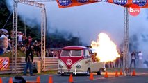 Furgoneta clásica de Volkswagen con motor de avión
