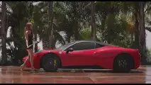 Ferrari 458 Italia presa a martellate