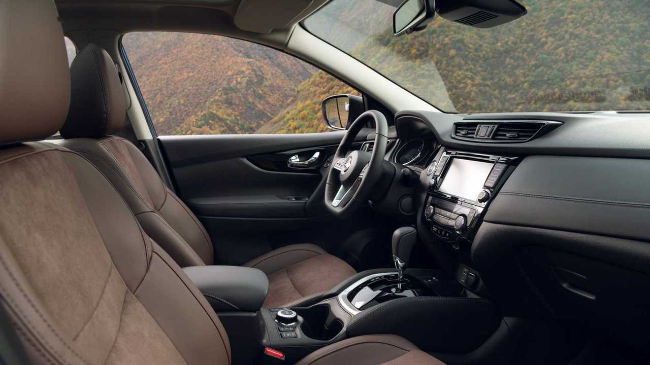 Интерьер кроссовера Nissan Qashqai 2020 модельного года.