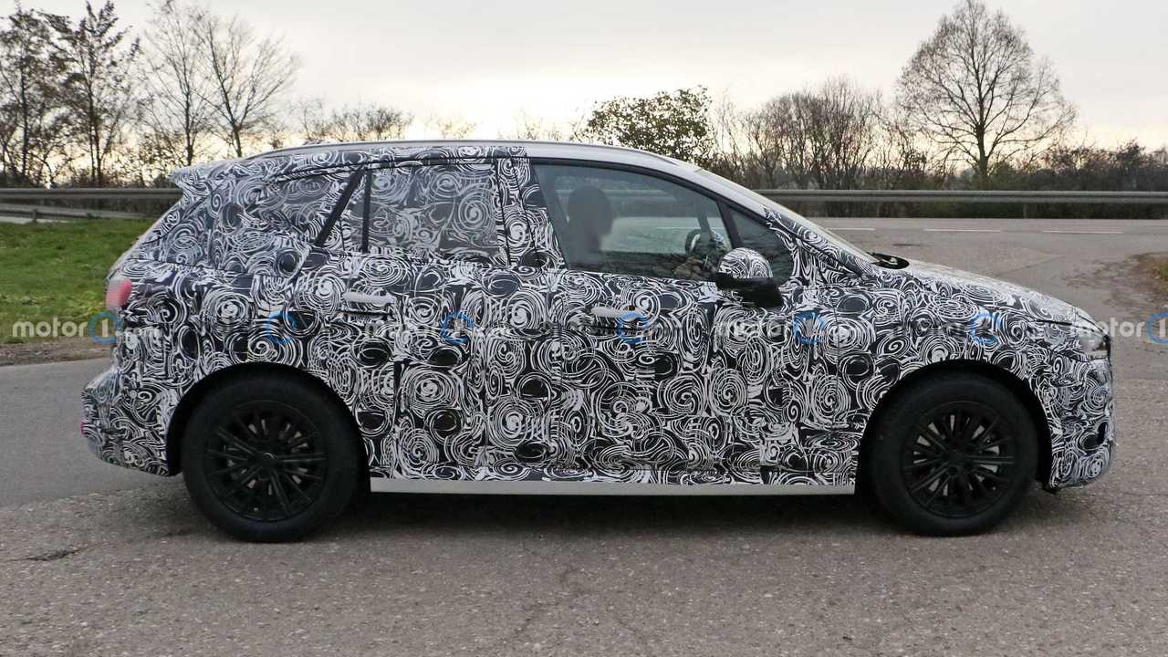 2021 BMW Serie 2 Active Tourer nuova spia foto (vista laterale)