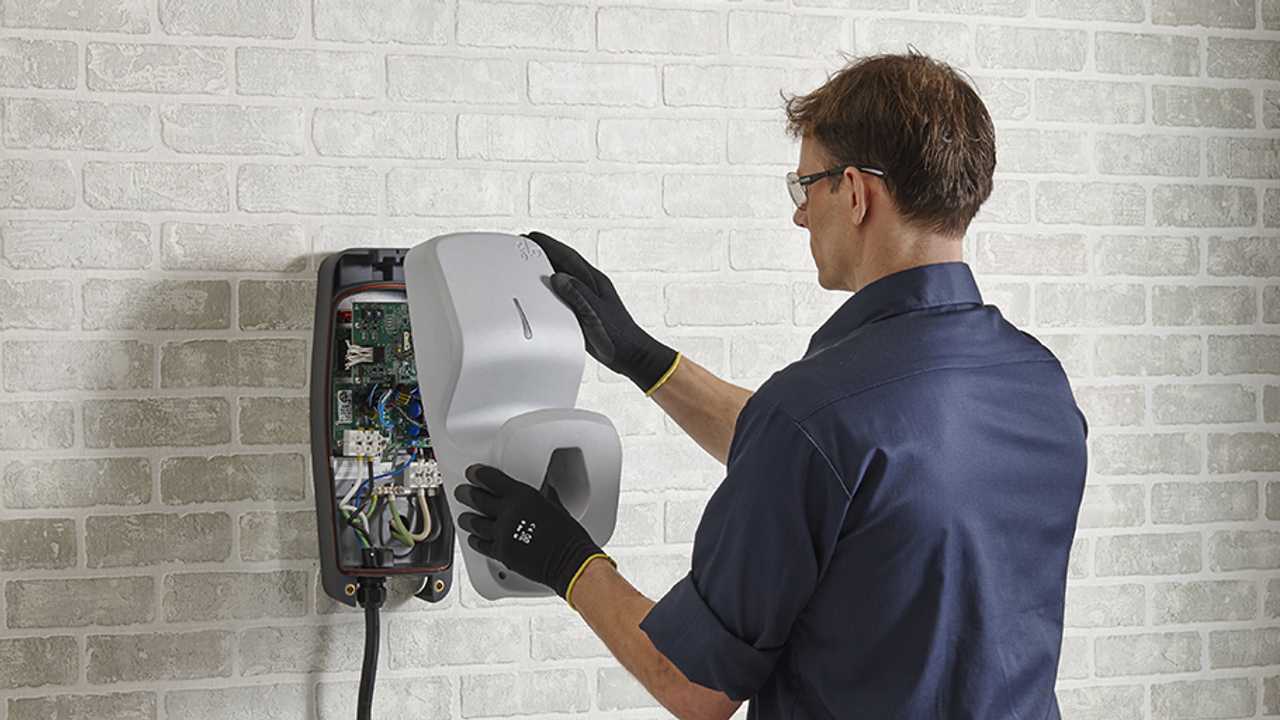 FLO has partnered with Qmerit to remove the hassle of EVSE installation. Qmerit's licensed charging station installers are experiences electricians that also specialize in EVSE installation.
