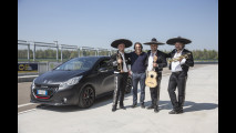Sfida tra un guidatore normale e un pilota di rally  su Peugeot 208 GTi (30 th edition)