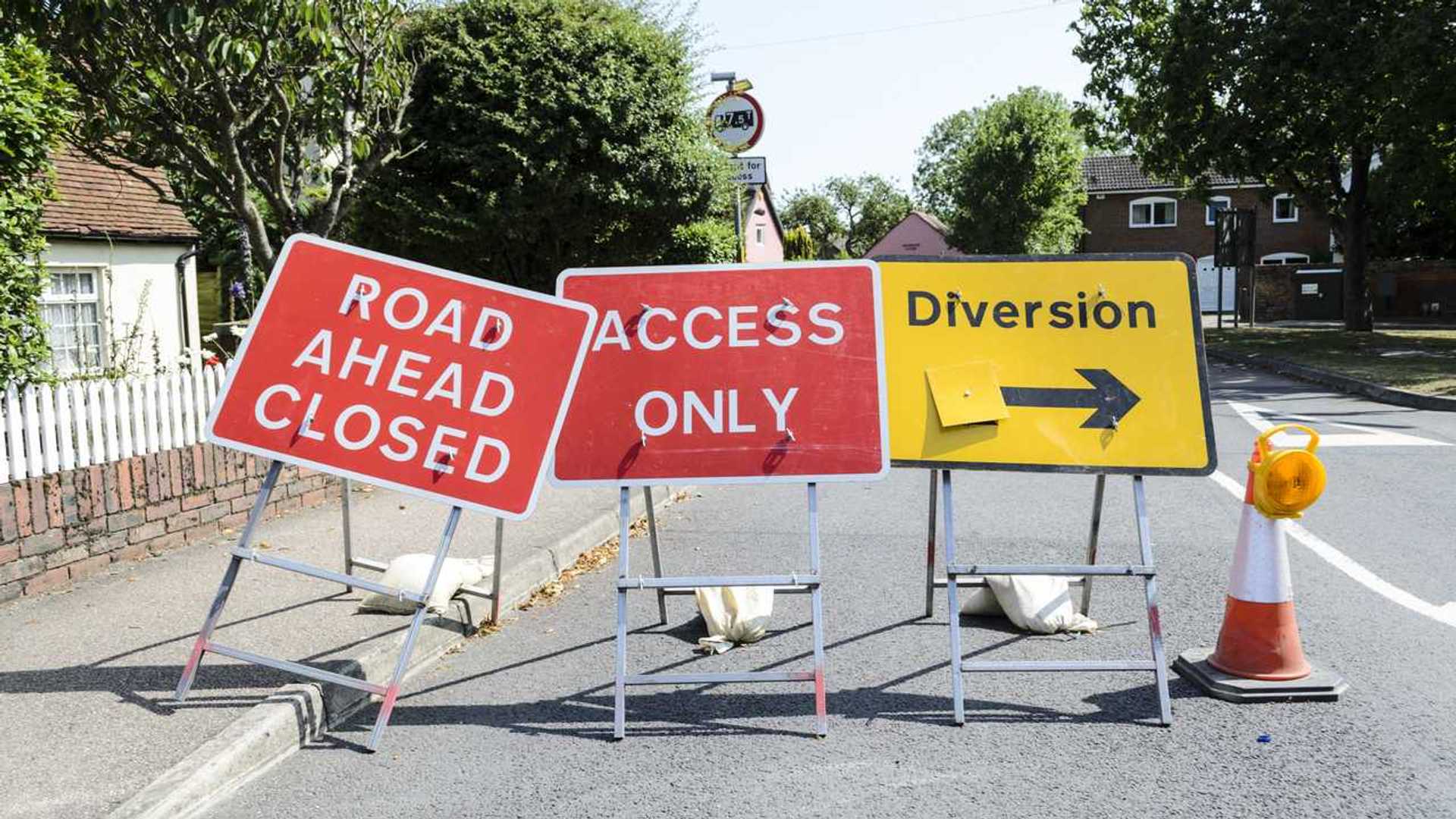 Only closed. Saks off 5th avenue downtown. Only you. Close only. Надпись only you.