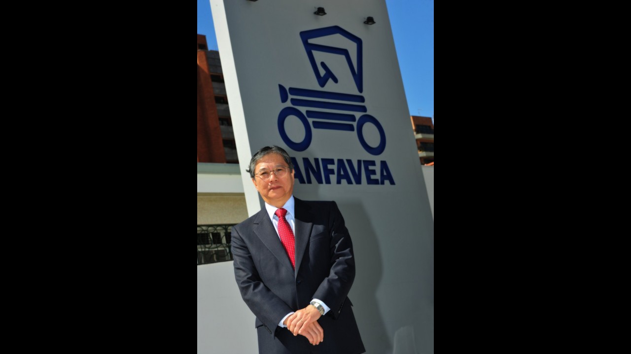 Entrevista: Presidente da Anfavea, Luiz Moan fala de crise, governo e preço do carro