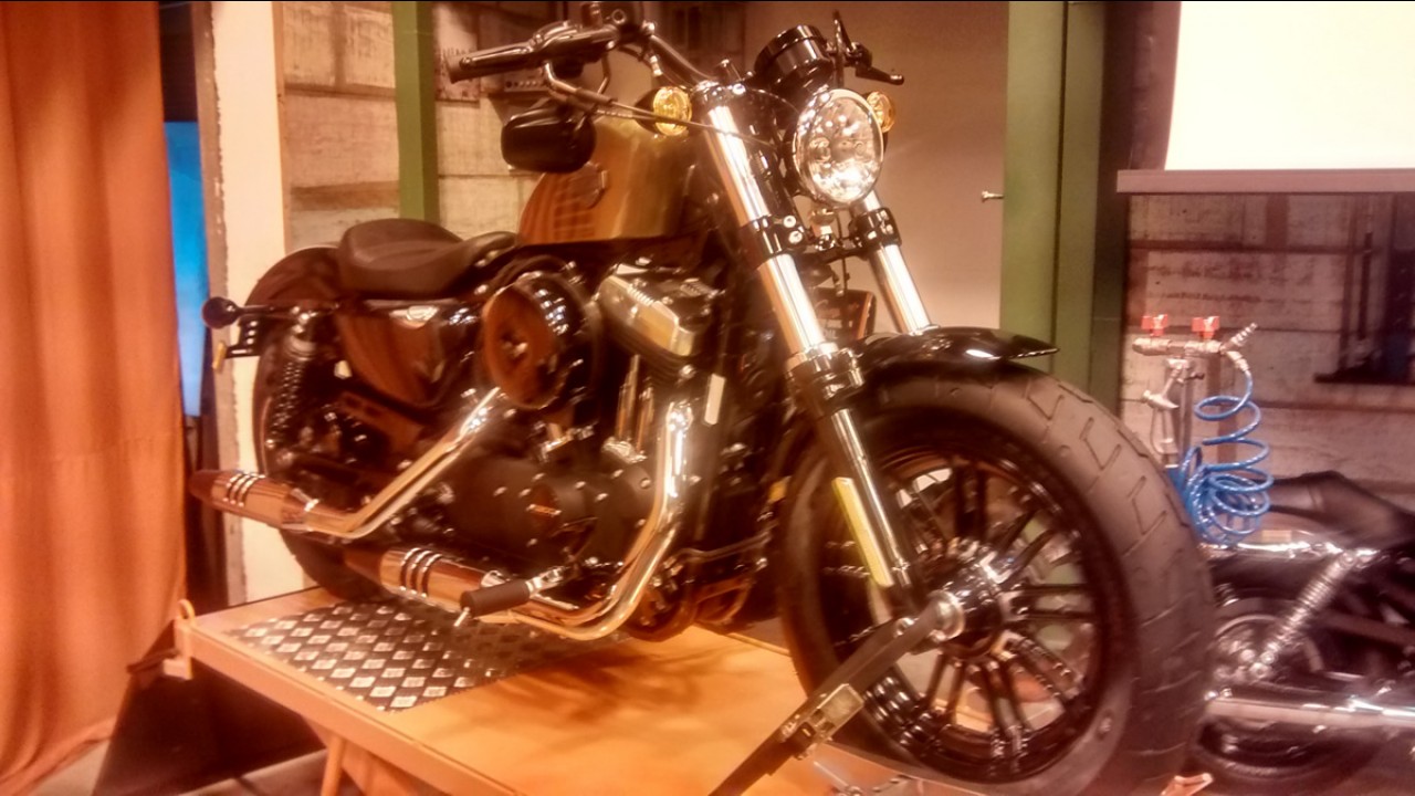 Salão Duas Rodas: Harley mostra elétrica LiveWire e nova 883