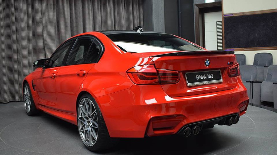 Ferrari kırmızısı renkli BMW M3 Competition Package