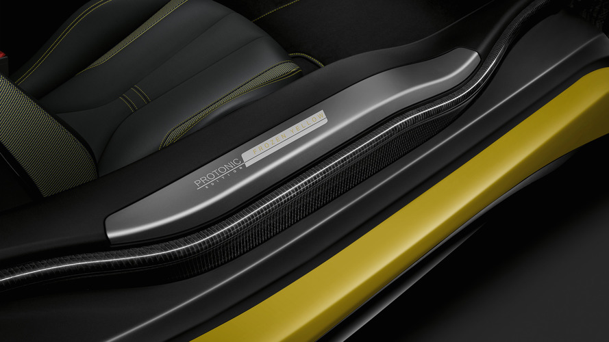 BMW i8 Protonic Frozen Black ve Yellow